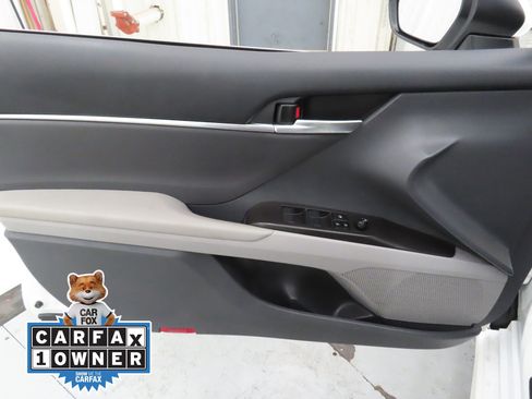 Used 2024 Toyota Camry SE image 9