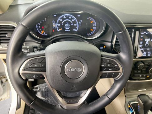 Used 2022 Jeep Grand Cherokee Laredo E image 11