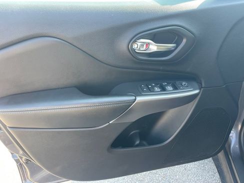 Used 2020 Jeep Cherokee Latitude Plus image 31