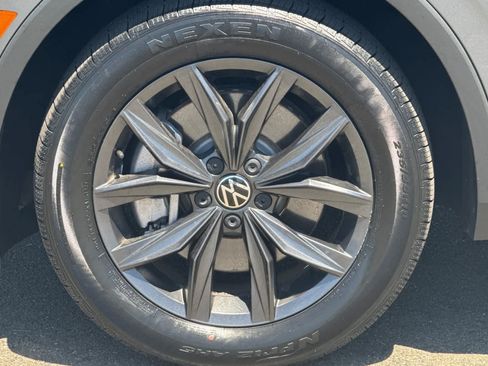 Used 2023 Volkswagen Tiguan SE w/ Panoramic Sunroof Package FWD image 31
