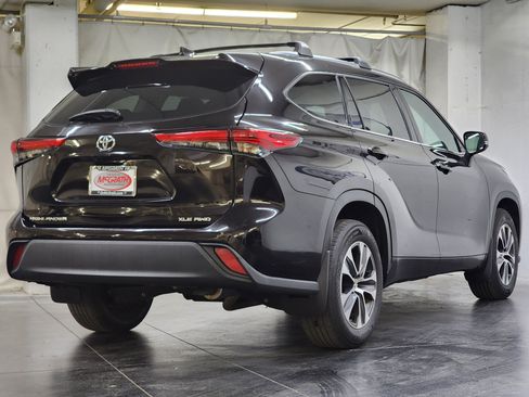 Used 2020 Toyota Highlander XLE AWD/4WD image 5