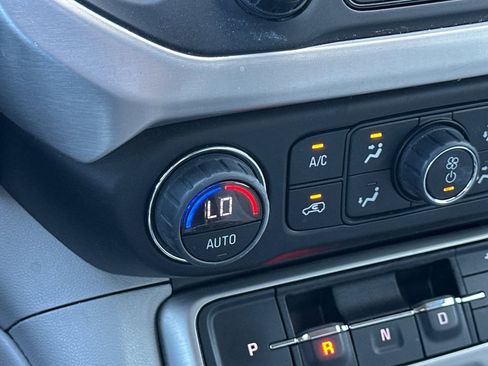 Used 2023 GMC Acadia SLT image 30