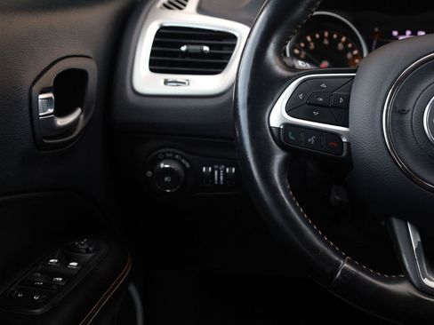 Used 2019 Jeep Compass Latitude FWD image 31