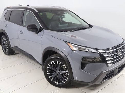 Used 2025 Nissan Rogue SL w/ Tech Package FWD image 19