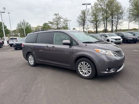 Used 2012 Toyota Sienna XLE FWD image 8