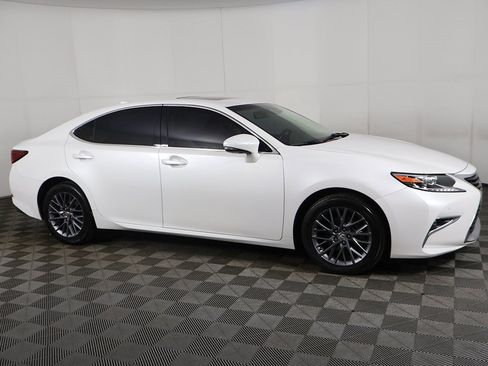 Used 2018 Lexus ES 350 w/ Ultra Luxury Package image 19