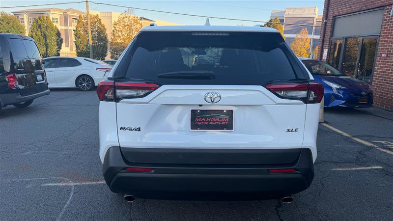 Used 2020 Toyota RAV4 XLE w/ Convenience Package FWD image 12