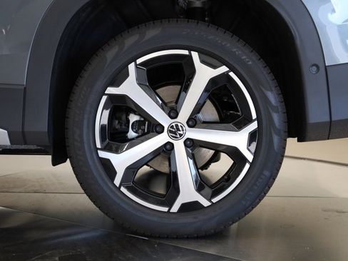 New 2025 Volkswagen Tiguan SE image 37