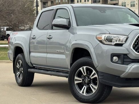 Used 2018 Toyota Tacoma TRD Sport image 3