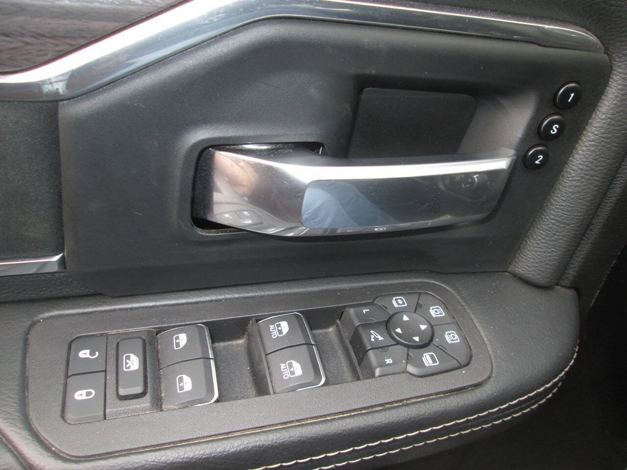 Used 2025 RAM 2500 Laramie AWD/4WD image 15