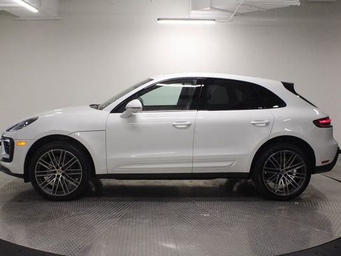 Certified 2022 Porsche Macan AWD/4WD image 2