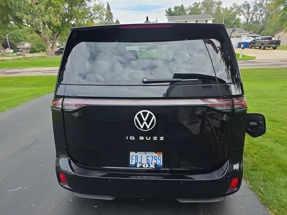 Used 2025 Volkswagen ID. Buzz 1st Edition RWD image 17