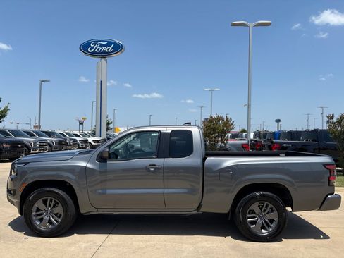 Used 2025 Nissan Frontier SV RWD image 2
