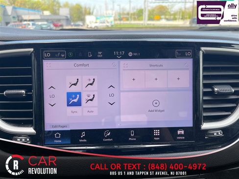 Used 2024 Chrysler Pacifica Touring-L FWD image 18