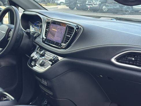 Used 2024 Chrysler Pacifica Limited FWD image 19
