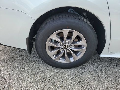 New 2026 Toyota Sienna XLE FWD image 30