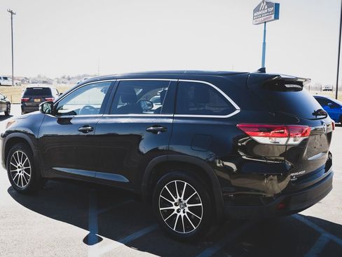 Used 2018 Toyota Highlander SE w/ Carpet Mat Package (TMS) image 8