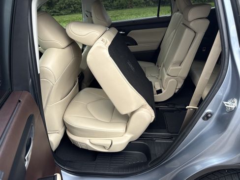 Used 2022 Toyota Highlander XLE FWD image 14