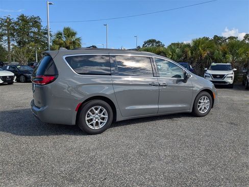 Used 2022 Chrysler Pacifica Touring-L image 3