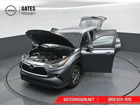 Used 2024 Toyota Highlander XLE AWD/4WD image 58