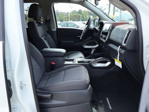 Certified 2025 Nissan Frontier SV image 8