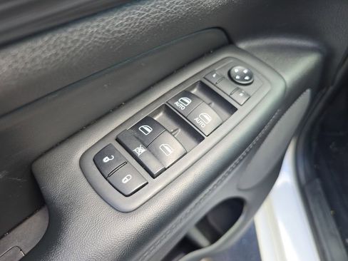 Used 2019 Jeep Grand Cherokee Altitude image 17