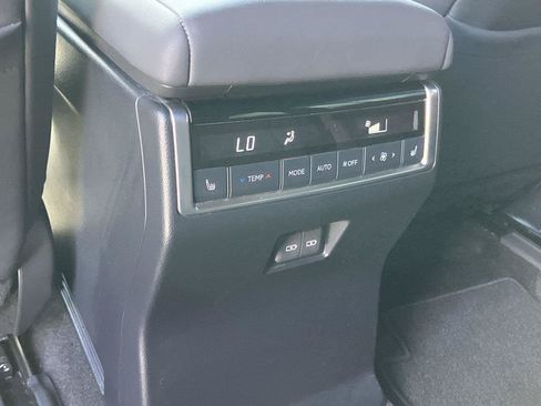 Used 2024 Lexus GX 550 w/ Accessory Package (31) AWD/4WD image 39