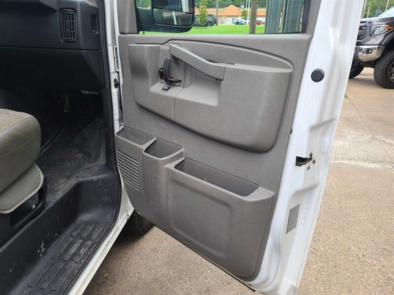 Used 2017 Chevrolet Express 2500 RWD image 11