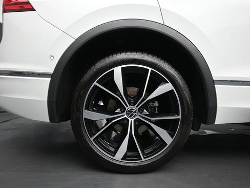 Used 2024 Volkswagen Tiguan SEL R-Line image 10