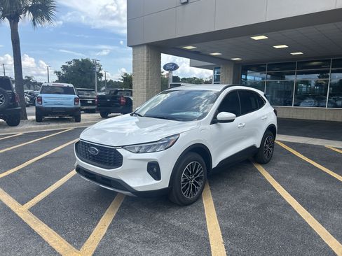 New 2025 Ford Escape SE image 3