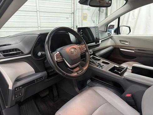 Used 2021 Toyota Sienna XLE FWD image 14