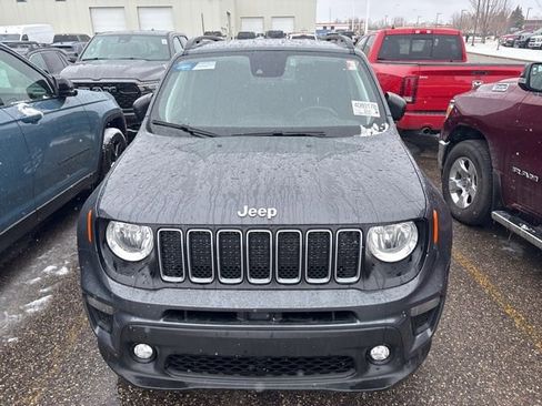 Used 2023 Jeep Renegade Latitude w/ Premium Group image 2