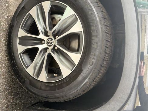 Used 2022 Toyota Highlander XLE image 16