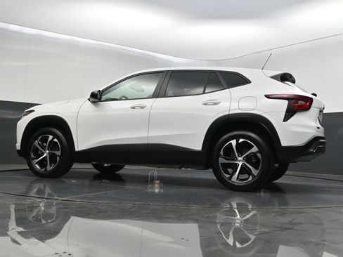 Certified 2025 Chevrolet Trax RS w/ Sunroof Package FWD image 38