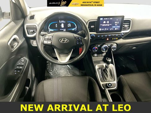 Used 2023 Hyundai Venue SEL image 21
