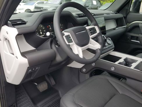 Used 2025 Land Rover Defender 130 X-Dynamic SE image 9