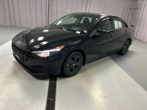 Used 2022 Hyundai Elantra SEL w/ Convenience Package FWD image 3