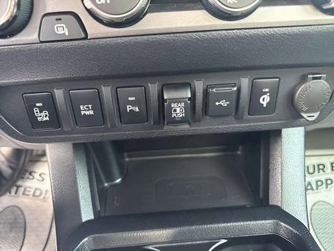 Used 2020 Toyota Tacoma TRD Off-Road w/ Technology Package image 19