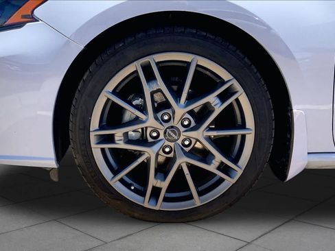 Used 2024 Nissan Altima 2.0 SR FWD image 11