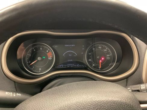 Used 2018 Jeep Cherokee Limited AWD/4WD image 2