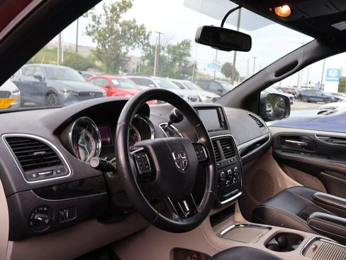 Used 2017 Dodge Grand Caravan SXT w/ Rear Park Assist Package FWD image 9
