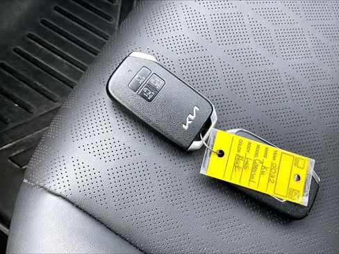 Used 2022 Kia Carnival LX image 13