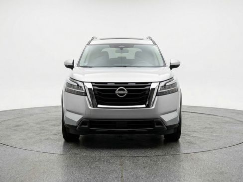 Used 2025 Nissan Pathfinder SV FWD image 2