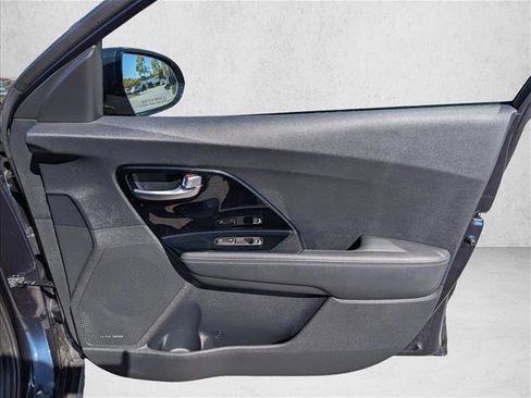 Used 2022 Kia Niro EX image 27
