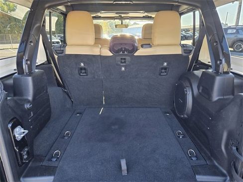 Used 2018 Jeep Wrangler Unlimited Sahara image 16