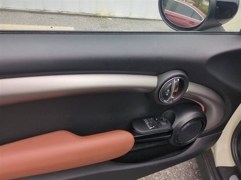 Used 2021 MINI Cooper 2-Door Hardtop w/ Driver Assistance Package image 9