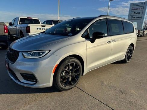 New 2026 Chrysler Pacifica Select w/ S Appearance Package FWD image 3