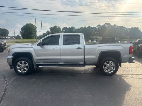Used 2018 GMC Sierra 2500 SLT w/ Duramax Plus Package AWD/4WD image 9