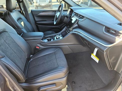New 2025 Jeep Grand Cherokee L Altitude image 10