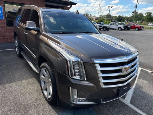 Used 2015 Cadillac Escalade Luxury RWD image 3